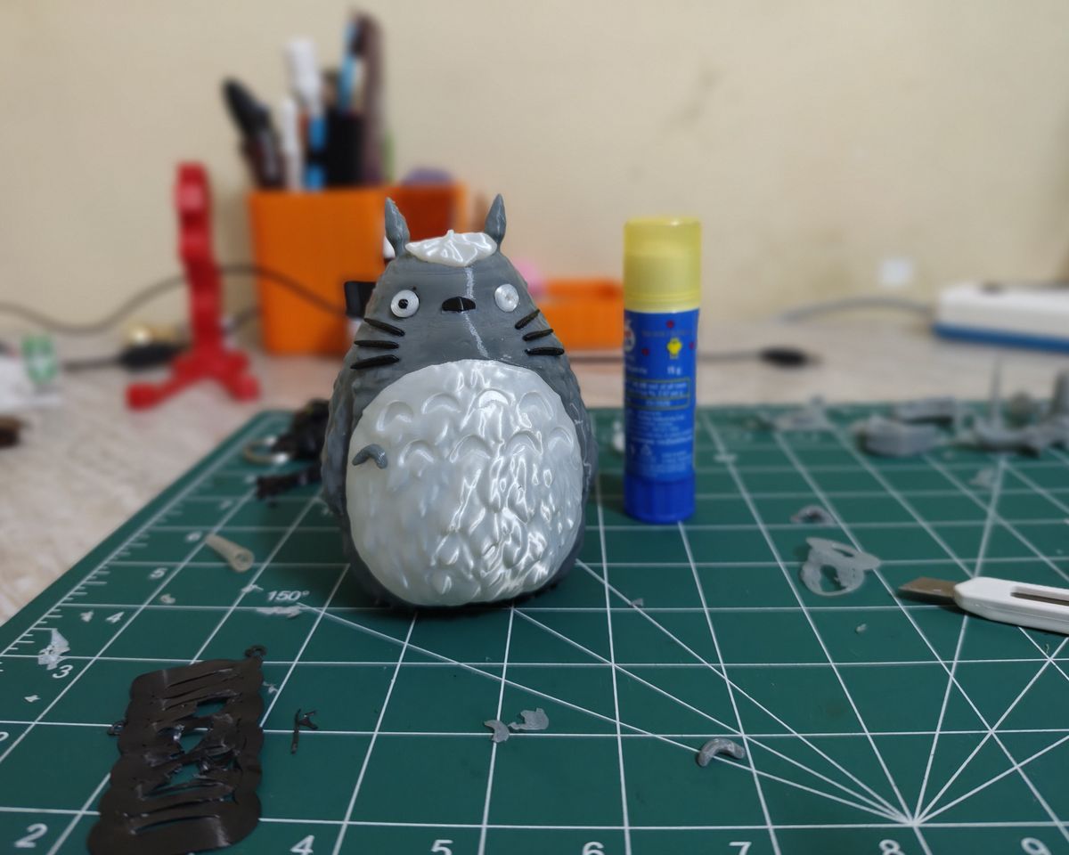 The EAS_3D bench: a cutting mat, hand tools, and a figurine mid-finishing
